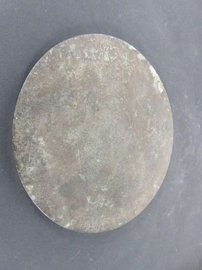 IMPORTANT MIROIR. Bronze orné autour du bouton...