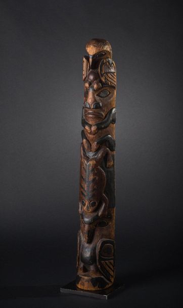 PETIT POTEAU totémique d’applique. Bois sculpté...