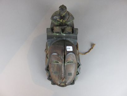 ANCIEN MASQUE FACIAL. Bois lourd, belle patine...