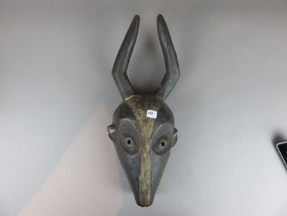 MASQUE FACIAL. Tête d’antilope. Bois lourd...