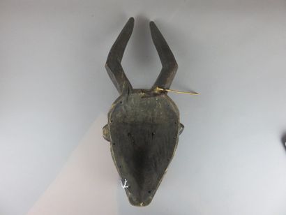 MASQUE FACIAL. Tête d’antilope. Bois lourd...