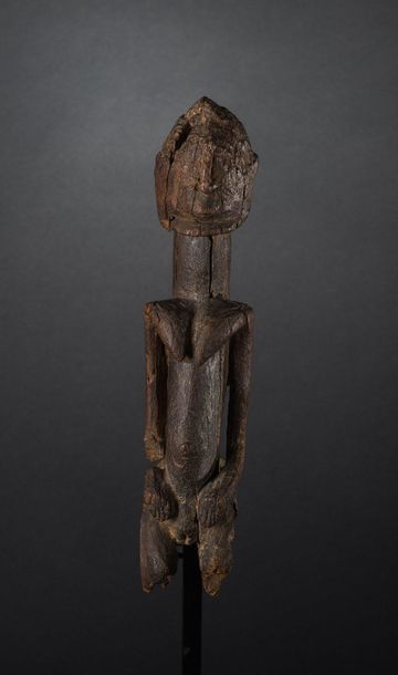 STATUETTE féminine. Bois lourd, patine brune...