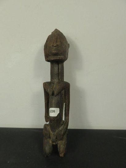 STATUETTE féminine. Bois lourd, patine brune...