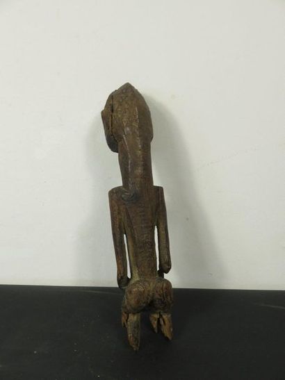 STATUETTE féminine. Bois lourd, patine brune...