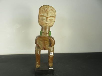 STATUE FEMININE. Bois belle patine luisante...