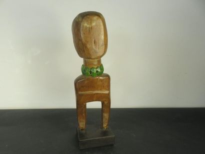 STATUE FEMININE. Bois belle patine luisante...