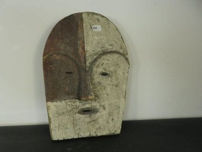 MASQUE PLAT. Bois léger recouvert d’argile....