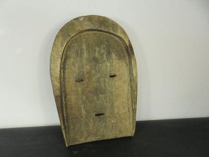 MASQUE PLAT. Bois léger recouvert d’argile....