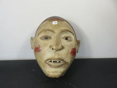 MASQUE de type réaliste. Bois à patine blanche...