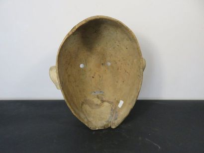 MASQUE de type réaliste. Bois à patine blanche...