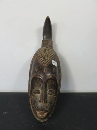 MASQUE féminin Gu. Bois lourd, patine brune,...