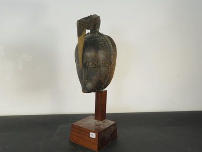 MASQUE le visage surmonté d’un calao. Bois...