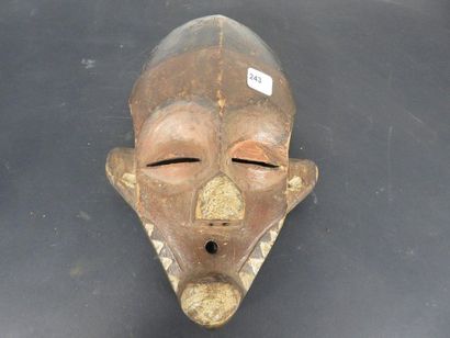ANCIEN MASQUE, la base du visage est losangique,...