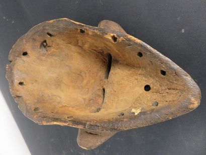 ANCIEN MASQUE, la base du visage est losangique,...