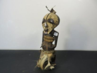 STATUE FETICHE Nkishi masculin. Bois lourd...