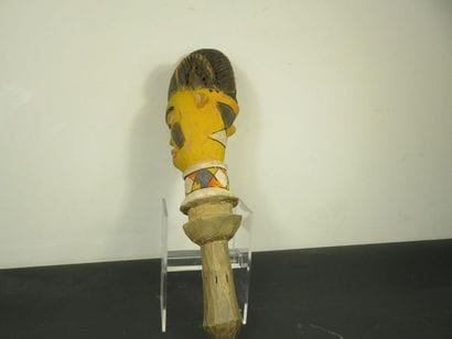 CINQ BATONS de danse Kebe Kebe. Bois peint...