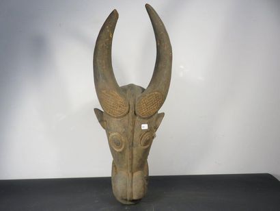 MASQUE BUFFLE. Bois lourd. Cameroun Haut...