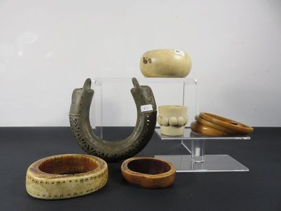 SIX BRACELETS : CINQ en ivoire, UN en br...