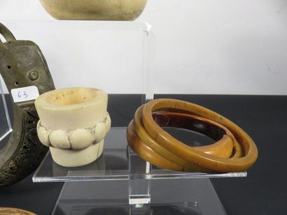 SIX BRACELETS : CINQ en ivoire, UN en br...