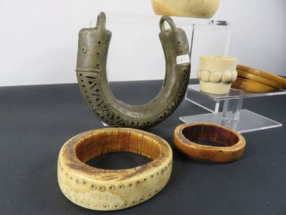 SIX BRACELETS : CINQ en ivoire, UN en br...