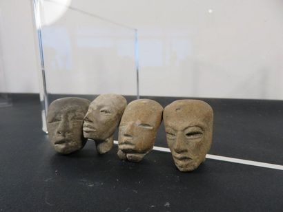 QUATRE PETITES TETES en terre cuite. Mexique...