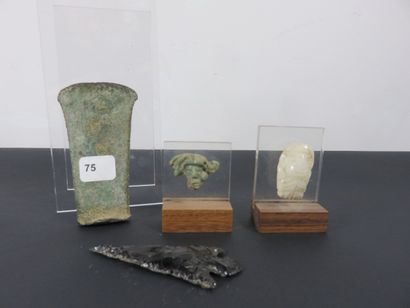 QUATRE PIECES : - PETIT MASQUE en jadéite....