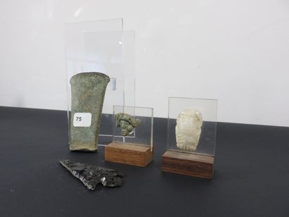 QUATRE PIECES : - PETIT MASQUE en jadéite....