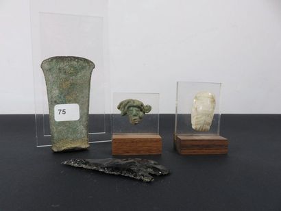QUATRE PIECES : - PETIT MASQUE en jadéite....