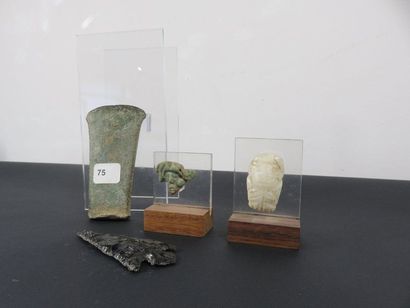 QUATRE PIECES : - PETIT MASQUE en jadéite....