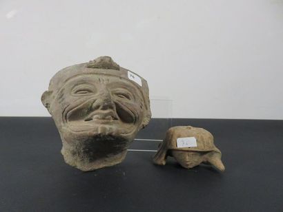 GRANDE TETE grimaçante. Terre cuite. Mexique...