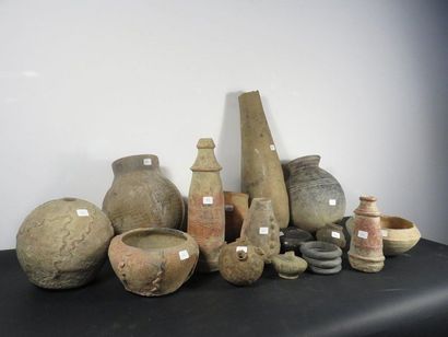 QUATORZE VASES ET RECIPIENTS en terre cuite....
