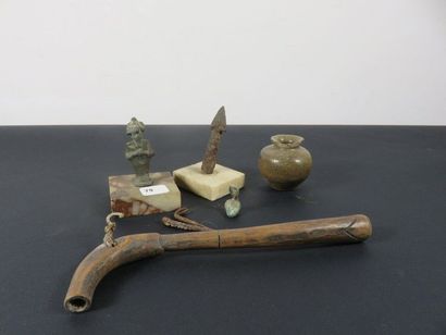 LOT : - PETIT VASE en faïence. - POINTE DE...
