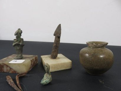 LOT : - PETIT VASE en faïence. - POINTE DE...