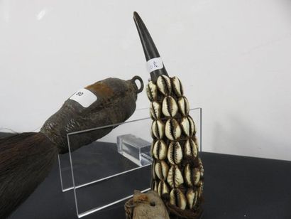 LOT : CHASSE MOUCHES. Bois, peau, fibre et...