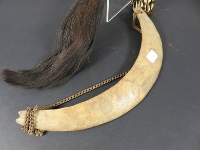 LOT : CHASSE MOUCHES. Bois, peau, fibre et...