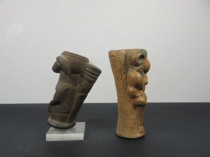 DEUX FOURNEAUX DE PIPE en terre cuite : bélier...