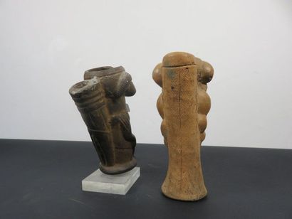 DEUX FOURNEAUX DE PIPE en terre cuite : bélier...
