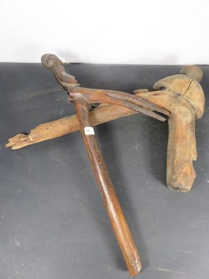 DEUX RECADES. Bois lourd, l’une sculptée...
