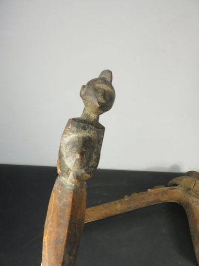 DEUX RECADES. Bois lourd, l’une sculptée...