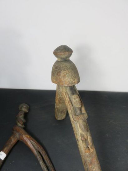 DEUX RECADES. Bois lourd, l’une sculptée...