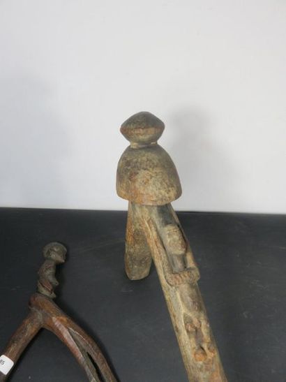 DEUX RECADES. Bois lourd, l’une sculptée...