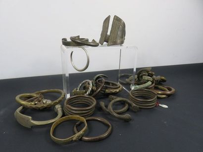ENVIRON TRENTE TROIS BRACELETS en bronze....