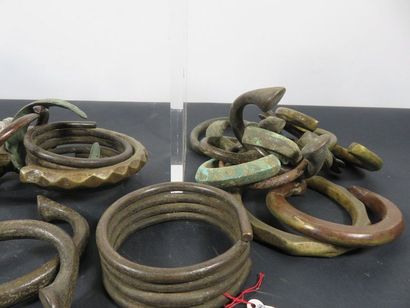 ENVIRON TRENTE TROIS BRACELETS en bronze....