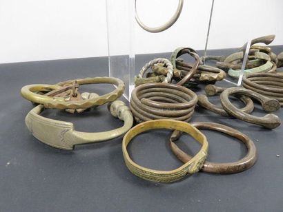 ENVIRON TRENTE TROIS BRACELETS en bronze....