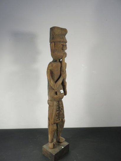 STATUE masculine : personnage fumant la pipe....