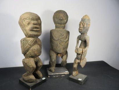 TROIS STATUETTES masculines. Bois patine...