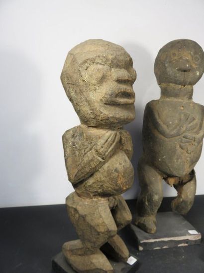 TROIS STATUETTES masculines. Bois patine...