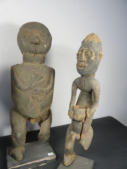 TROIS STATUETTES masculines. Bois patine...