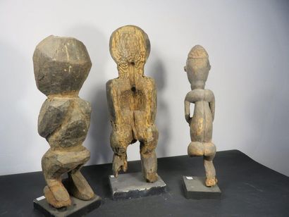 TROIS STATUETTES masculines. Bois patine...