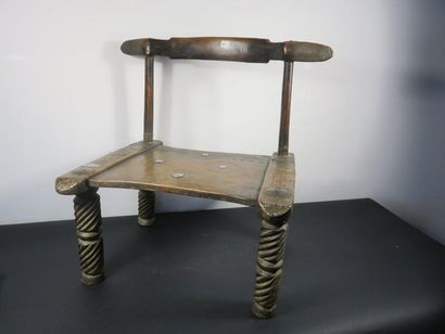 CHAISE BASSE. Bois et métal. Côte d’Ivoire...